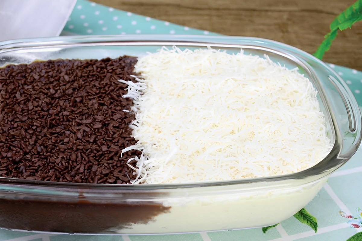 Sobremesa casadinho na travessa os docinhos que sua mãe ama juntos em uma deliciosa sobremesa