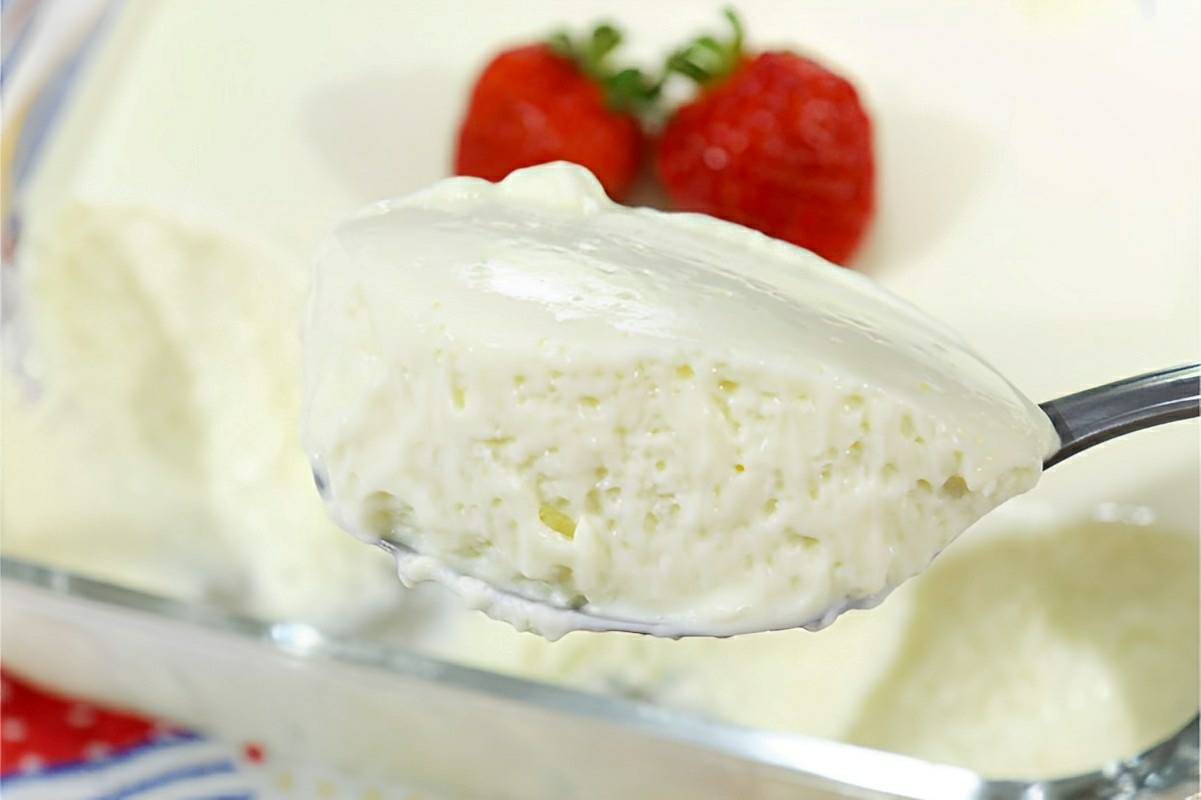 Sobremesa cremosa sem leite condensado e creme de leite feita no liquidificador