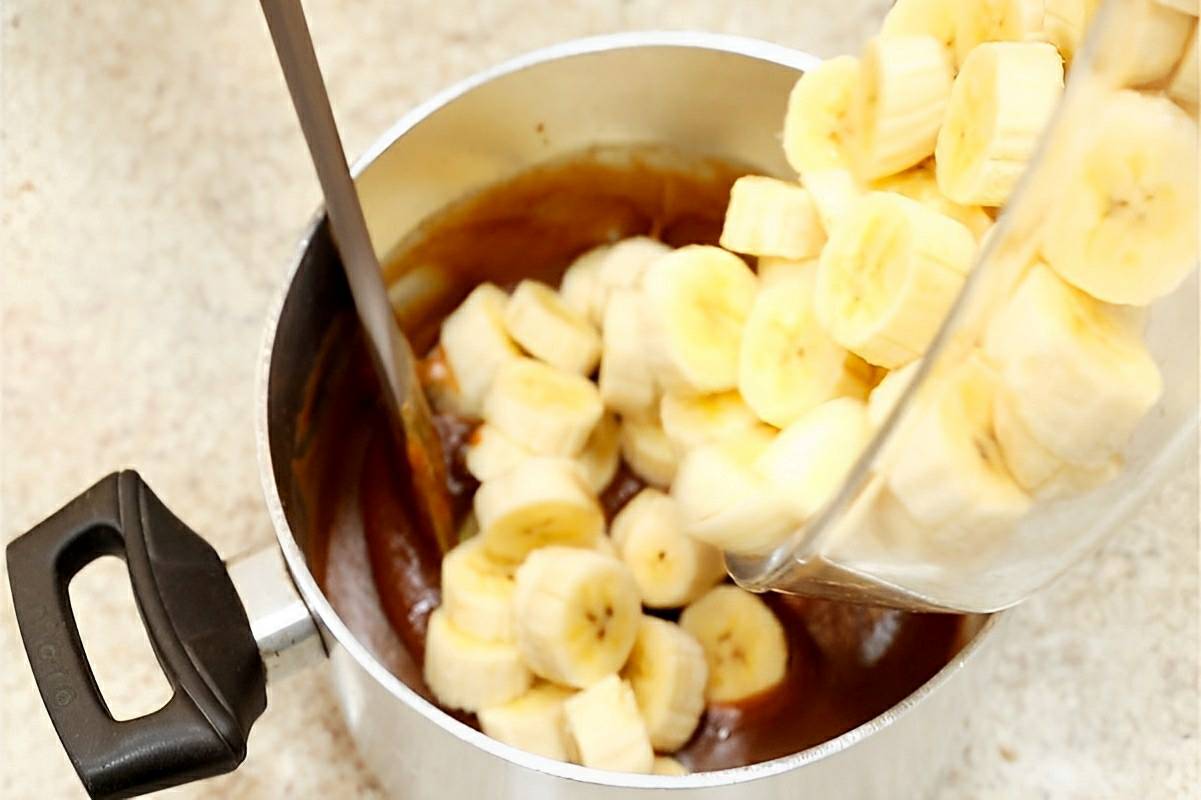Misturei bananas no açúcar queimado e fiz uma sobremesa de banana barata leve e deliciosa