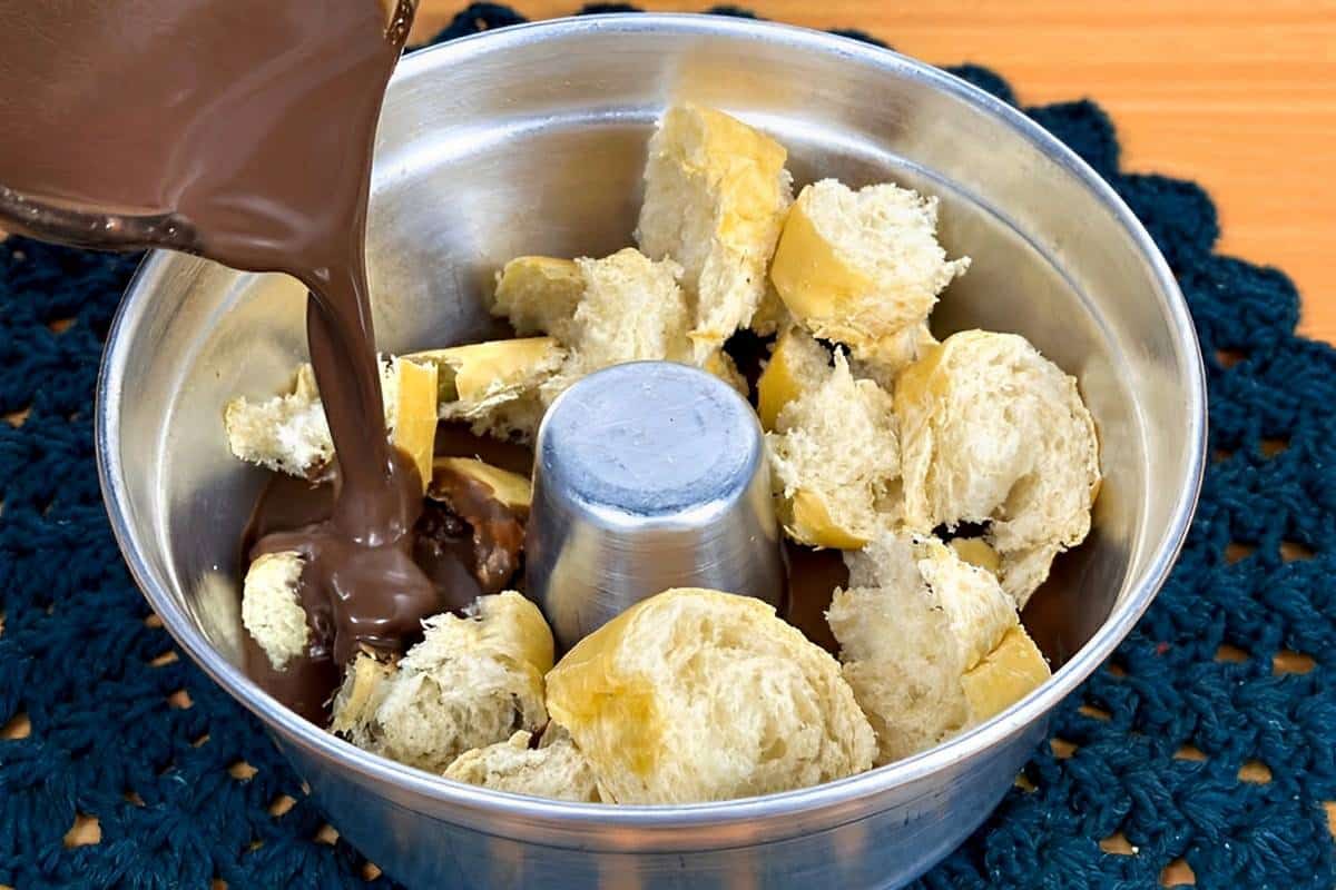 Nunca mais jogue pão seco fora faça essa sobremesa de chocolate deliciosa