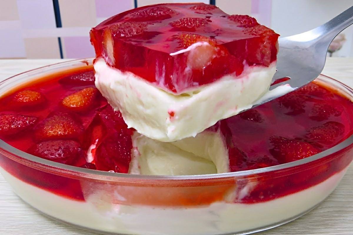 Sobremesa de morango fácil e deliciosa feita com creme branco gelatina e morangos