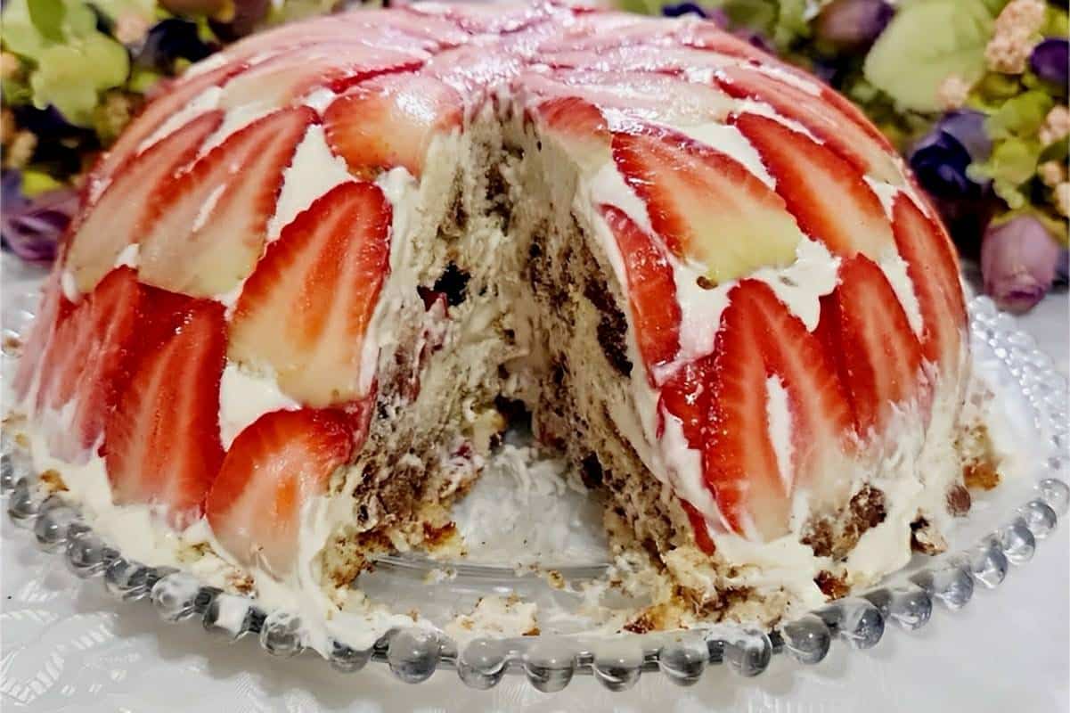 Sobremesa de morango fácil e deliciosa que vai decorar a sua mesa e surpreender os seus convidados