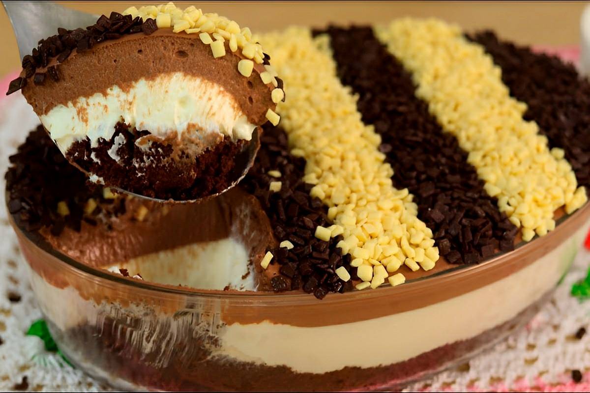 Sobremesa na travessa para o dia das mães feita com mousse de leite em pó e mousse de chocolate