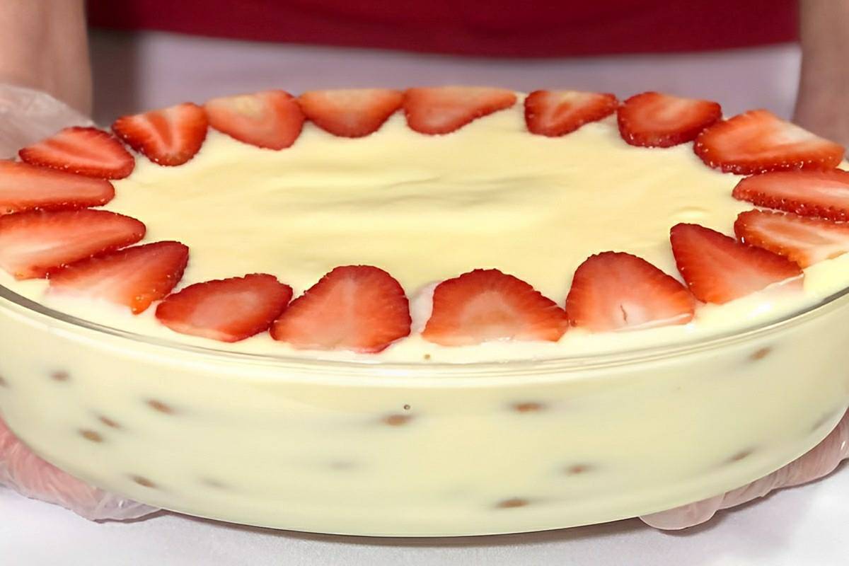 Sobremesa para o dia das mães um pavê com morangos que sua mãe vai adorar