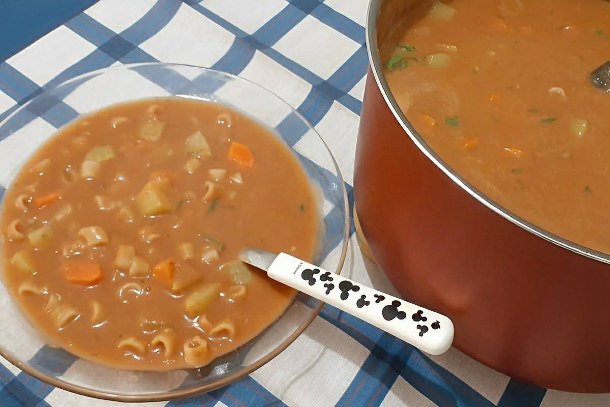 Sopa de feijão com legumes e macarrão a melhor pedida para as noites frias de outono