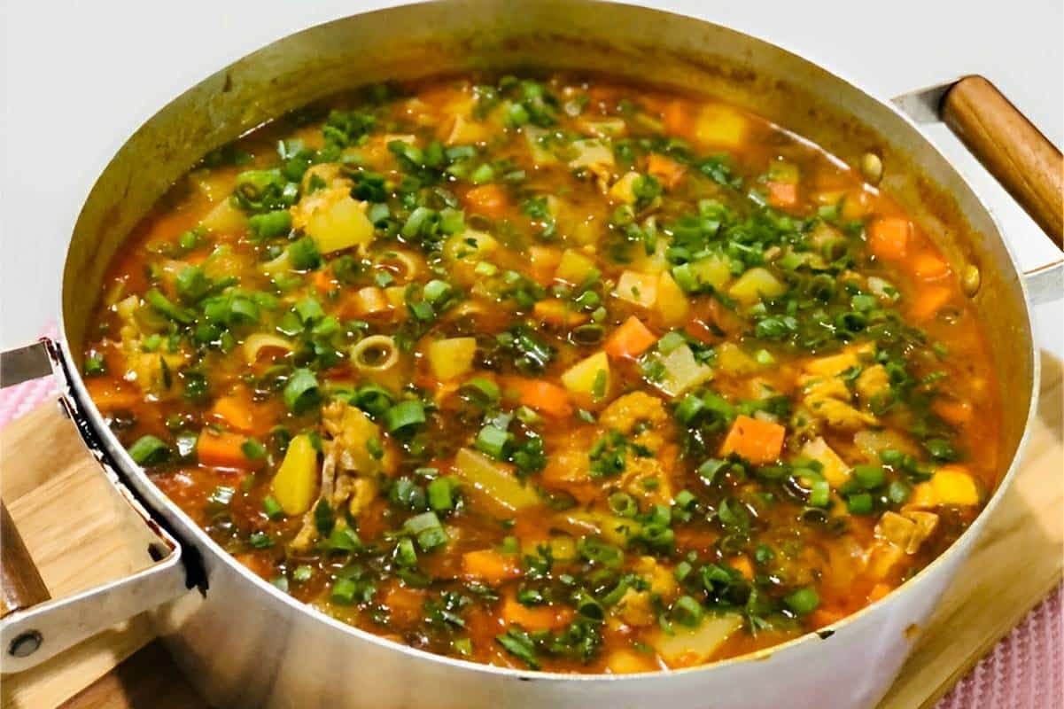 Sopa de macarrão com frango e legumes deliciosa e perfeita para o jantar de toda a família