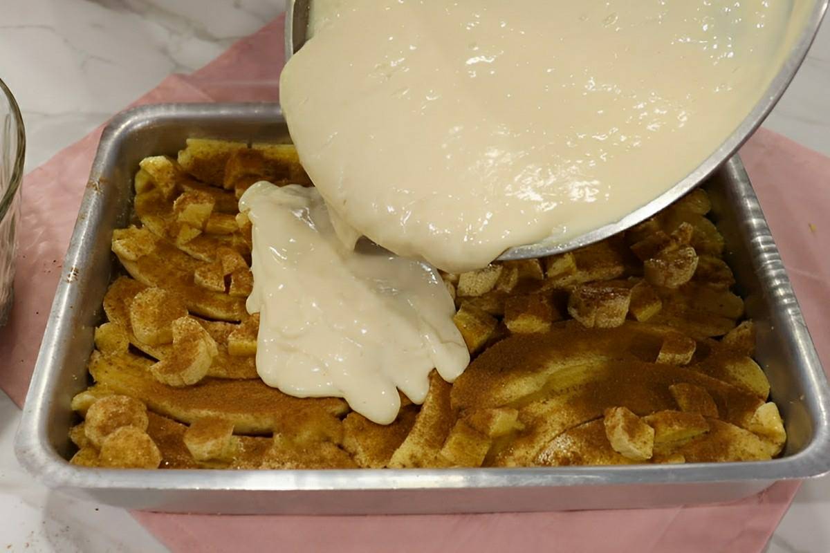 Torta de banana cremosa que já sai do forno recheada e perfeita para a sua sobremesa
