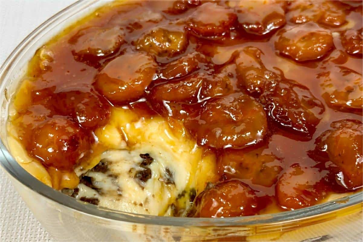 Torta de banana na travessa com toque de castanha uma sobremesa surpreendente para o fim de semana