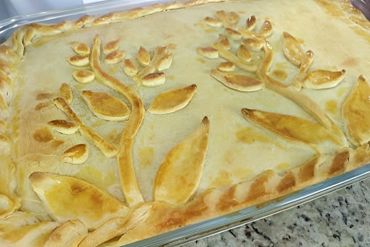 Torta de camarão com massa de creme de leite e recheio cremoso perfeita para servir no dia das mães