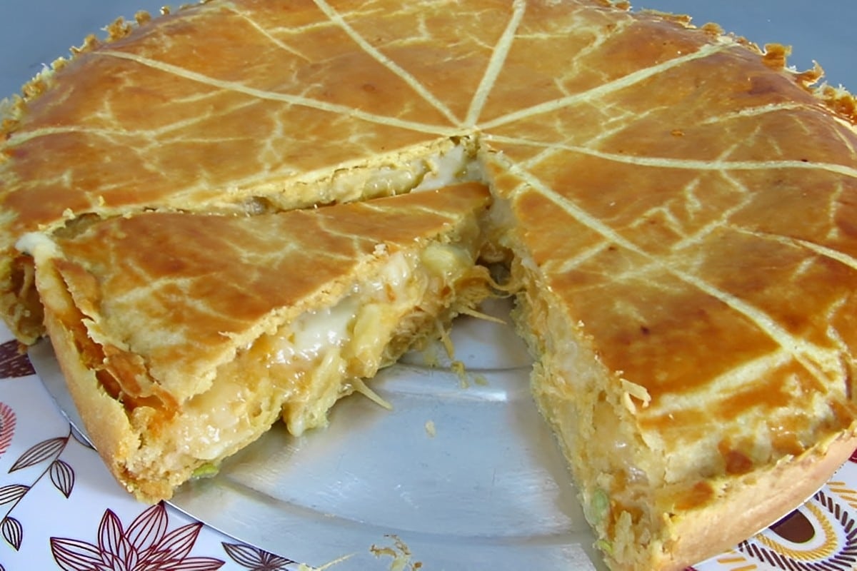Torta de frango com massa de guaraná com 3 ingredientes muito simples e deliciosa