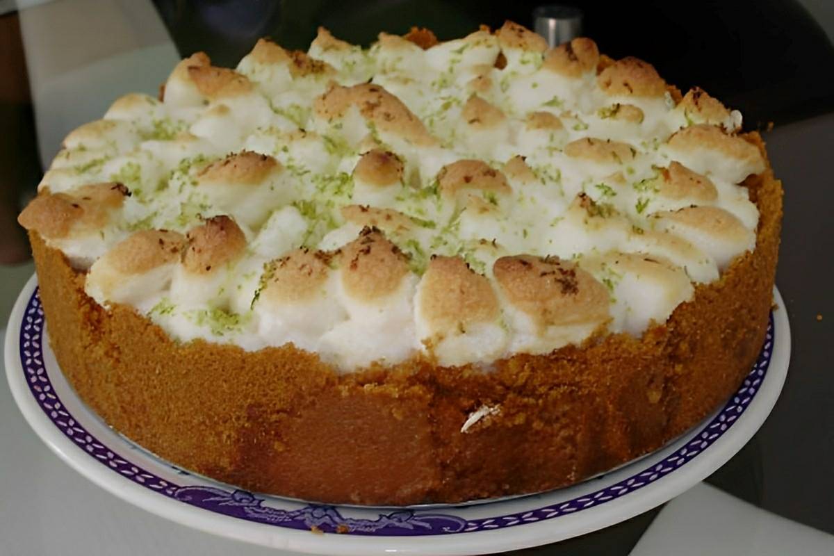 Torta de limão fácil e deliciosa feita com ingredientes simples que você tem em casa