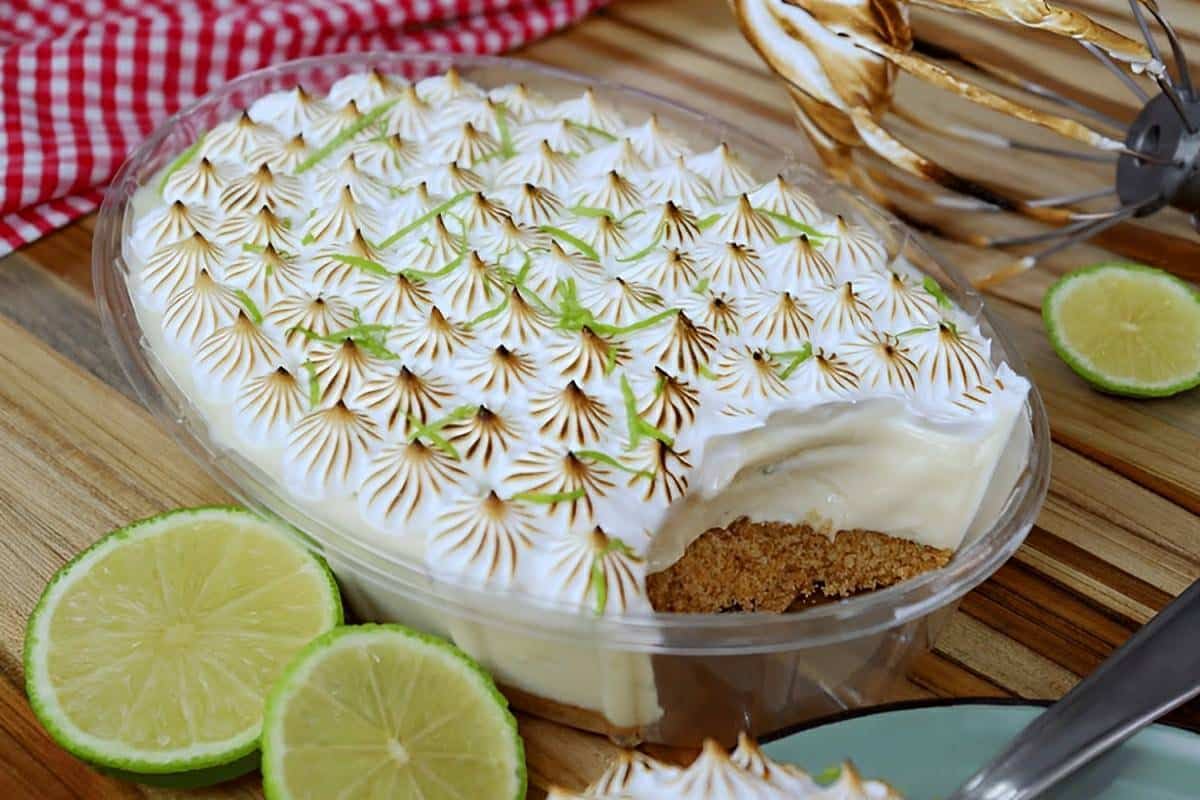 Torta de limão na travessa com cobertura de merengue suíço é tudo que as mamães merecem