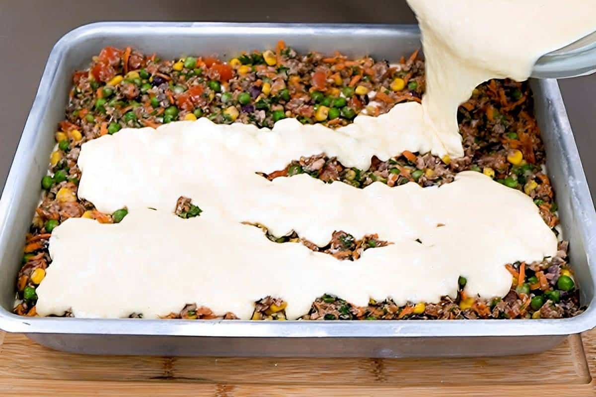 Torta de liquidificador com massa deliciosa e recheio de sardinha com legumes perfeita para o lanche