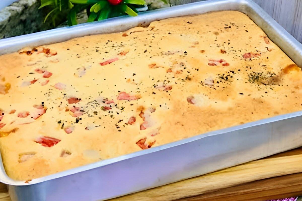 Torta de liquidificador com massa levinha e recheio cremoso de queijo e presunto
