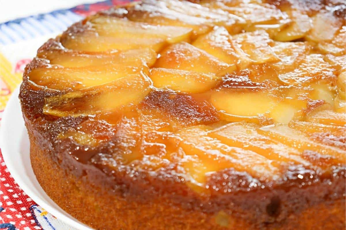 Torta de maçã caramelada fácil e deliciosa perfeita para servir com uma bola de sorvete de creme