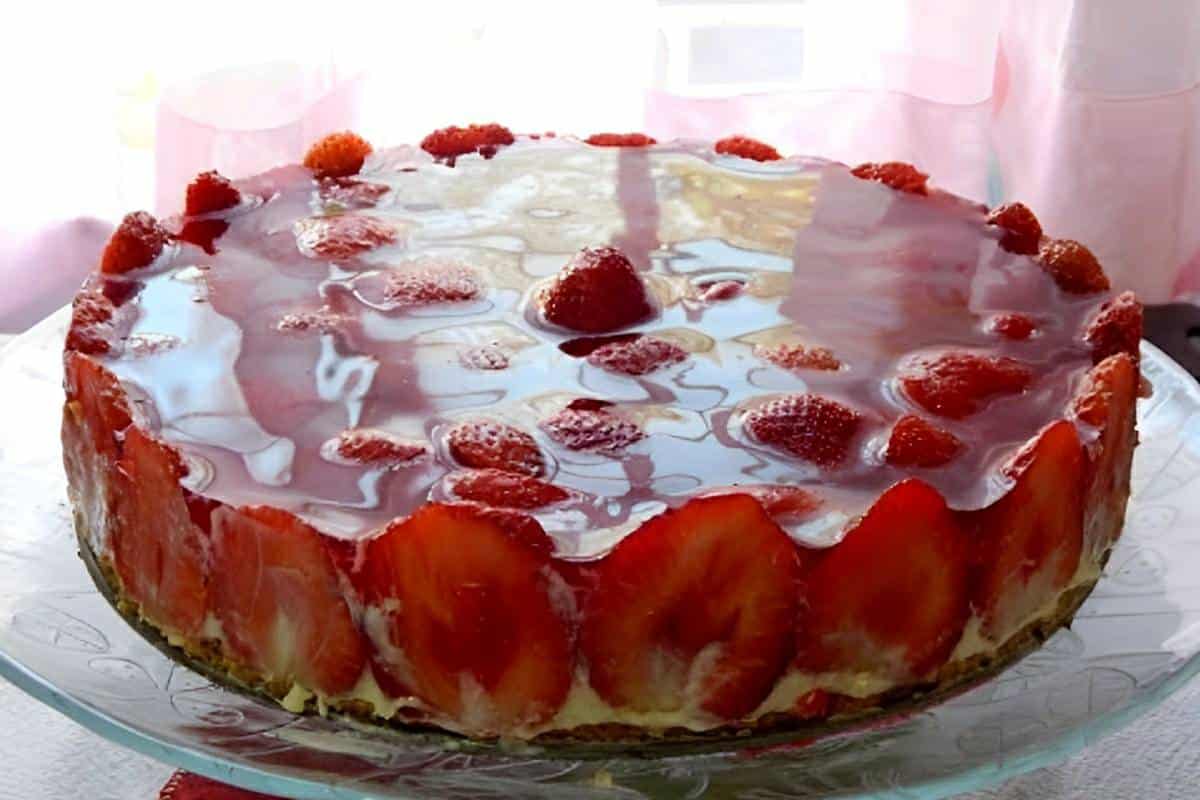 Torta de morango espelhada a melhor sobremesa para o almoço de dia das mães