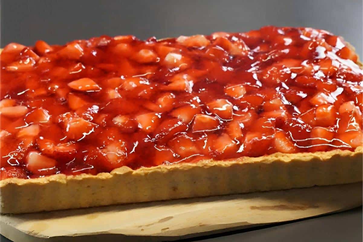 Torta de morango com creme que não vai ao fogo deliciosa e muito fácil de fazer