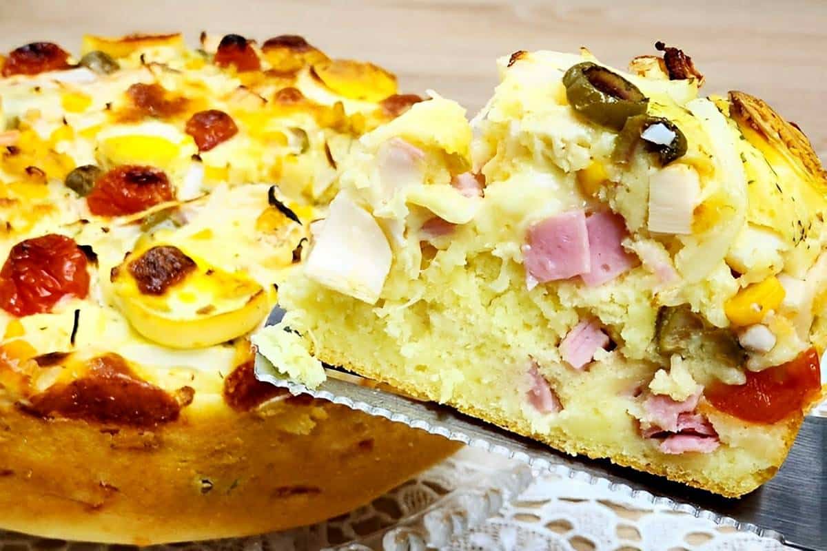 Torta salgada de frios deliciosa com recheio e cobertura o melhor lanche para toda a família