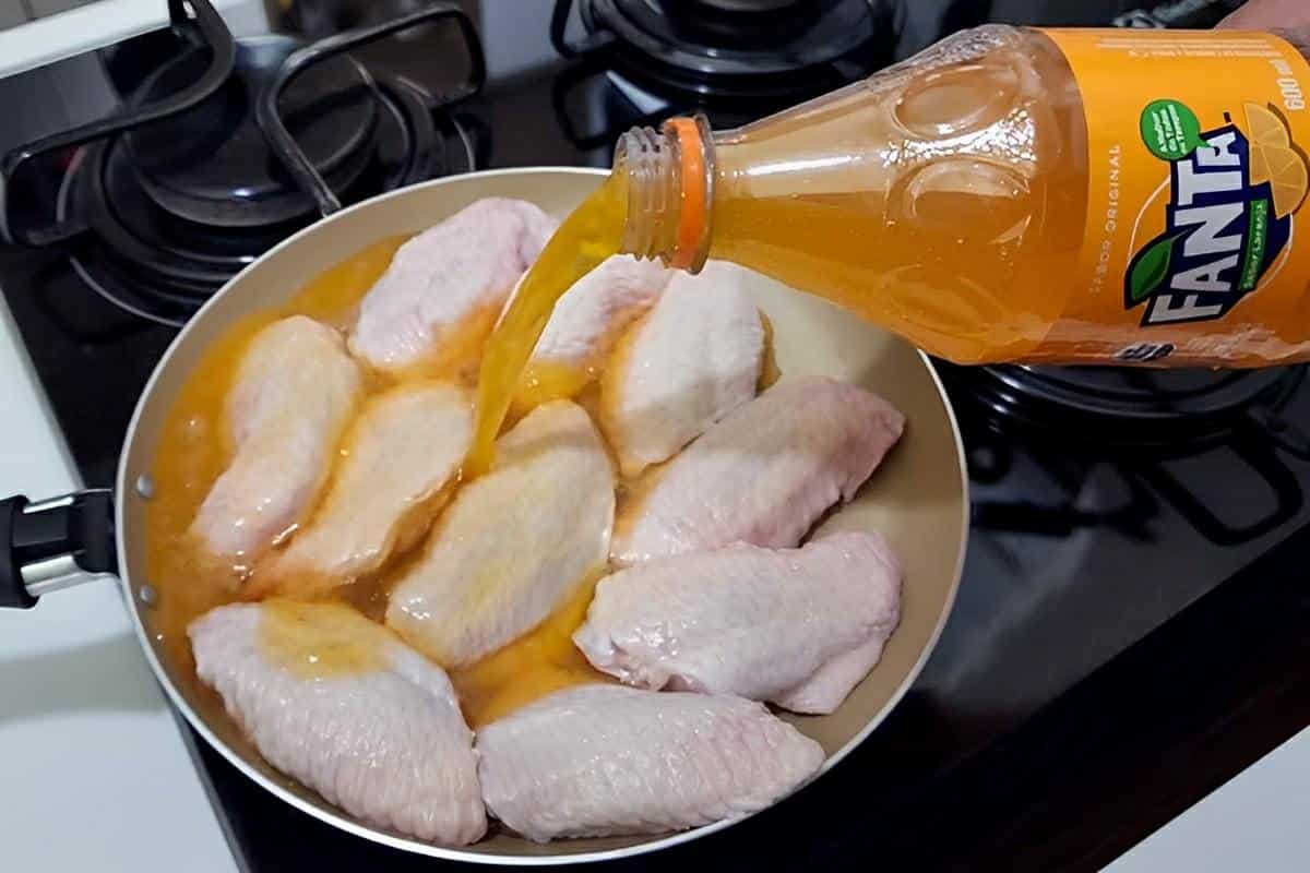 Coloquei Fanta nas asinhas de frango e elas ficaram com um sabor incrível