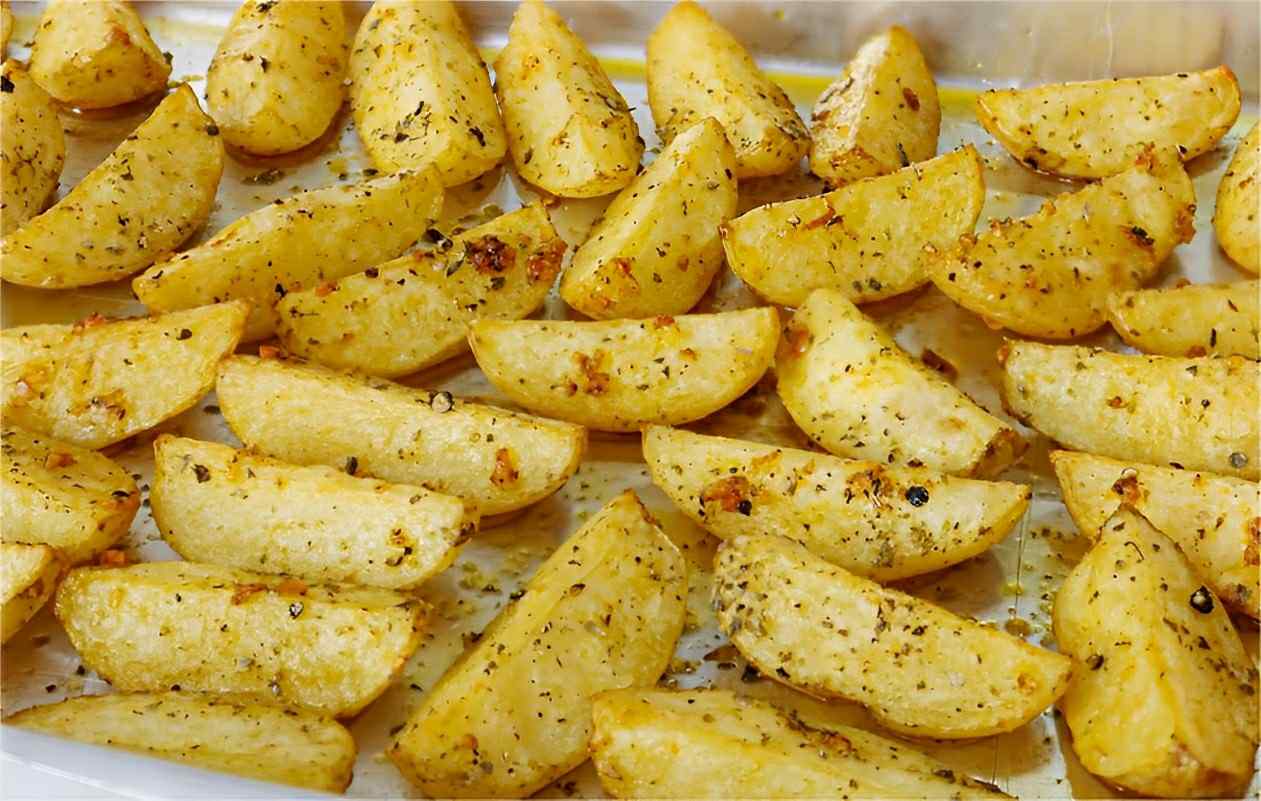 Batata assada crocante e fácil de fazer o melhor acompanhamento para o seu almoço ou jantar