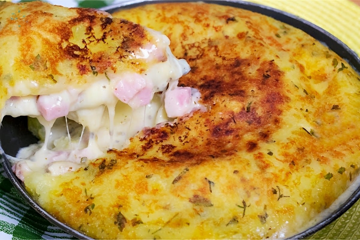 Batata recheada na travessa simples e prática de preparar para variar o cardápio do seu almoço ou jantar