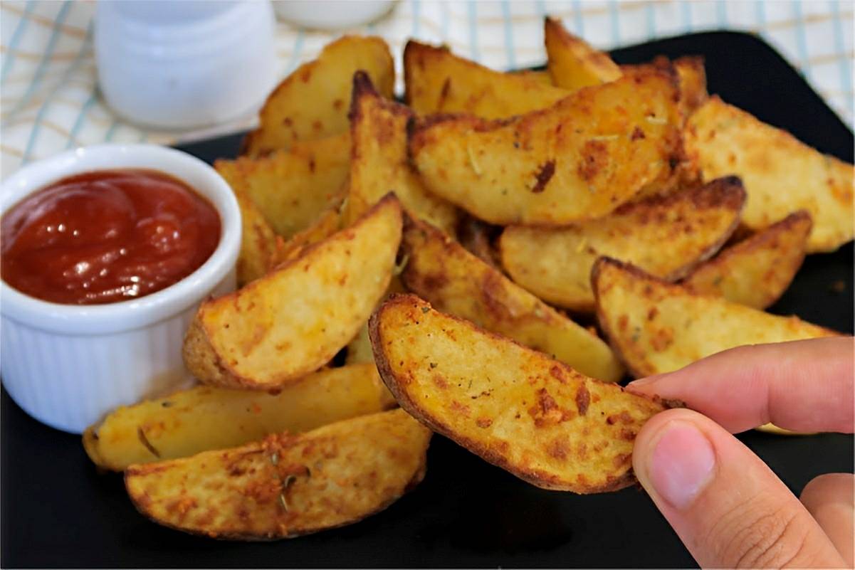 Batata rústica assada no forno ou airfryer deliciosa e perfeita para acompanhar carnes e lanches