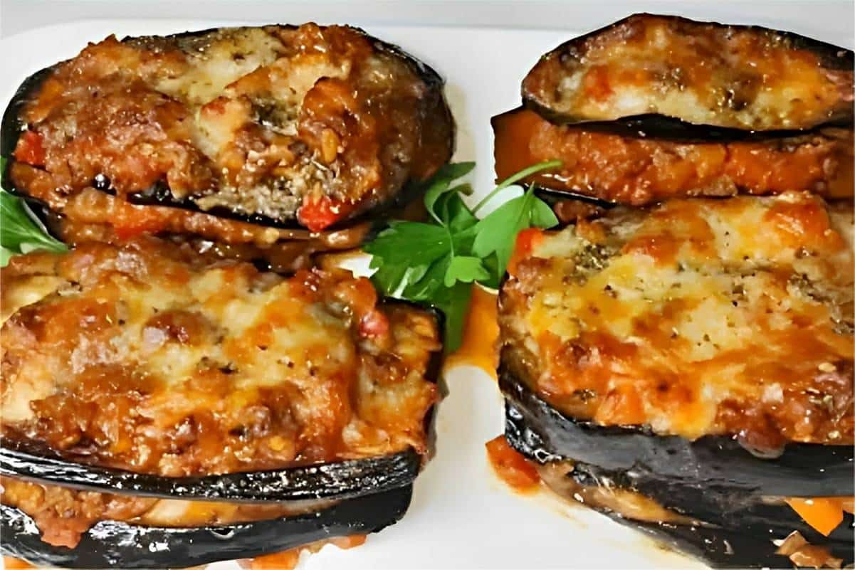 Berinjela assada gratinada deliciosa e perfeita para a entrada do seu almoço ou jantar
