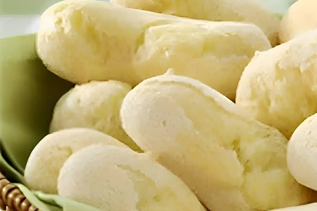 Biscoito de polvilho mineiro fácil de fazer e perfeito para servir com um café quentinho