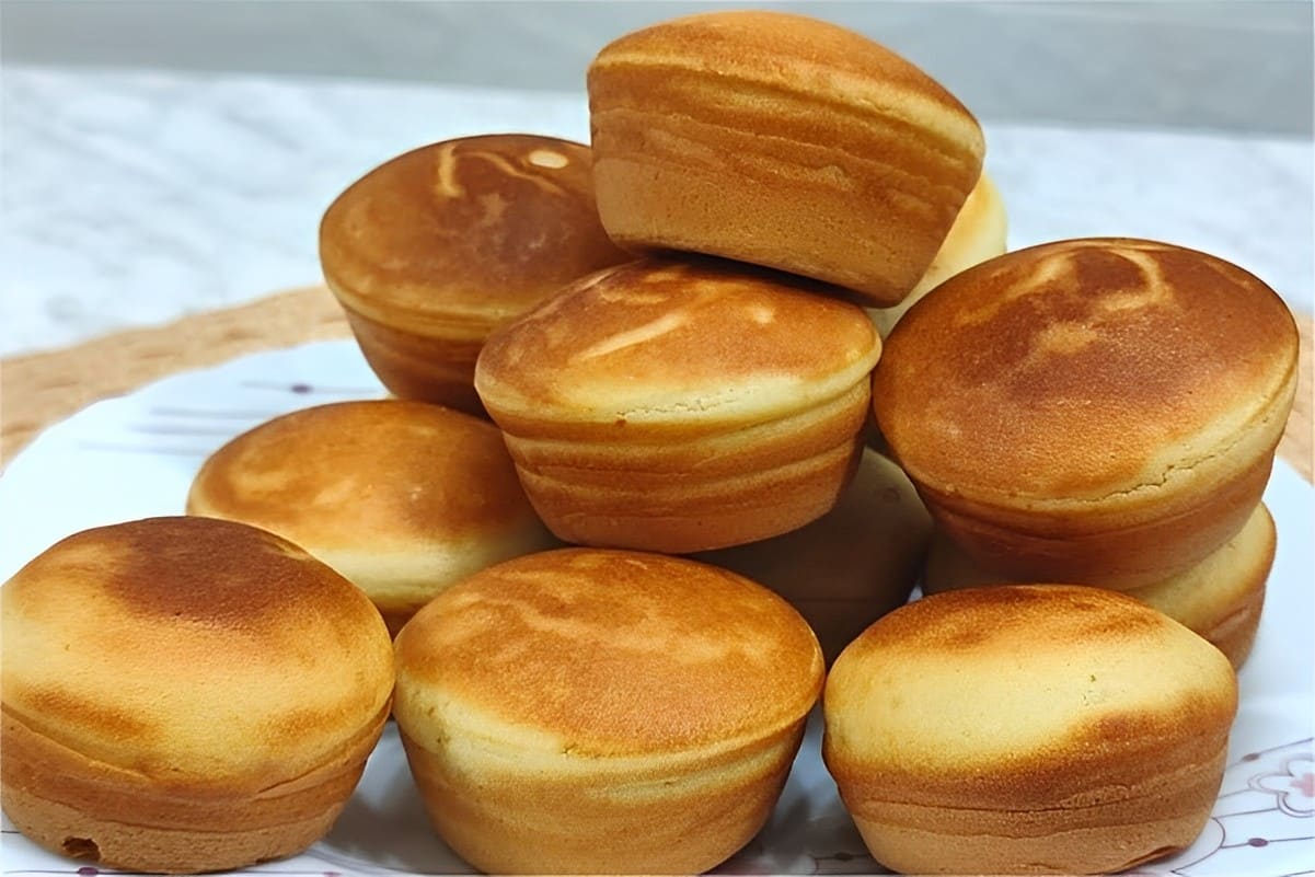 Bolinho de doce de leite fácil de fazer e delicioso basta misturar os ingredientes da massa rechear e assar
