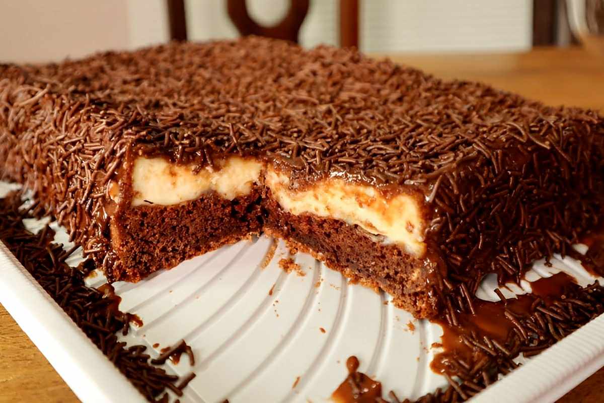 Bolo bomba que já sai do forno com cobertura de creme uma delícia para seu lanche ou sobremesa