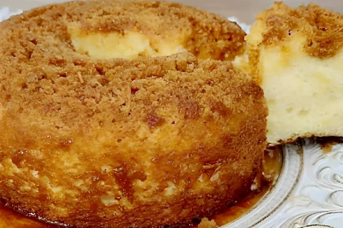 Bolo caçarola tão cremoso e saboroso que parece um pudim perfeito para servir no lanche ou café