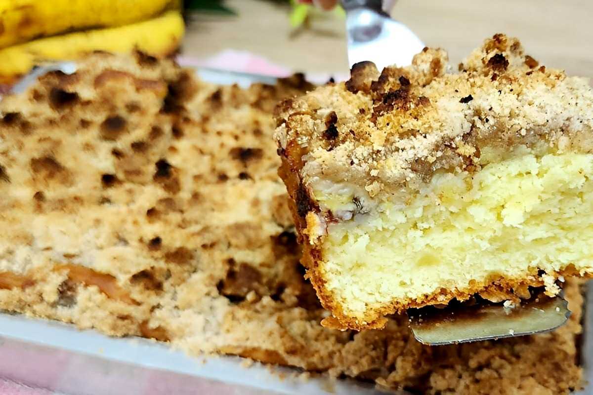 Bolo cuca uma receita de padaria deliciosa com cobertura de farofa crocante