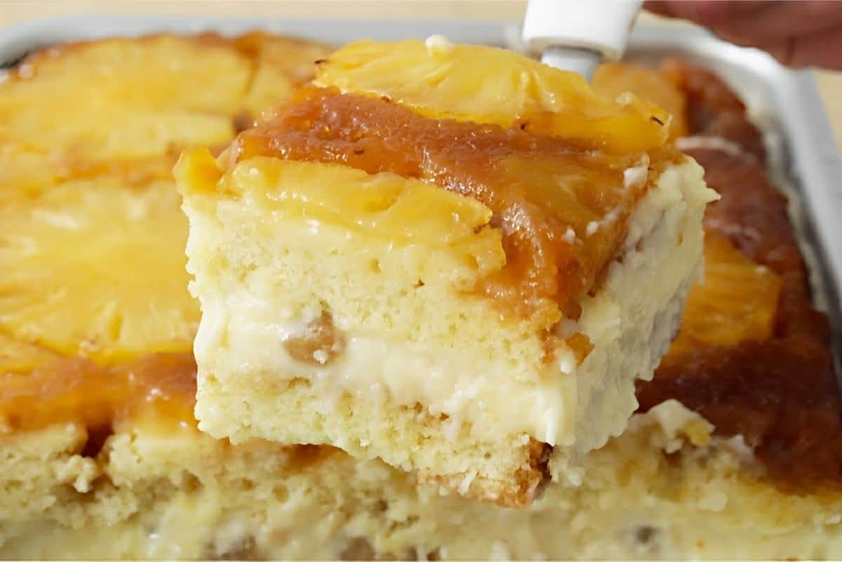 Bolo de abacaxi gelado com recheio de coco uma explosão de sabores que vai conquistar a todos