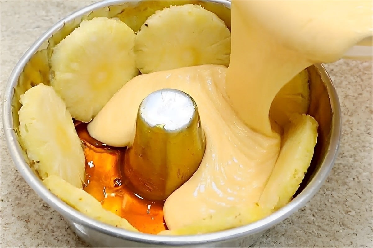 Coloquei o abacaxi em rodelas na forma caramelizada e fiz o melhor bolo de abacaxi da minha vida