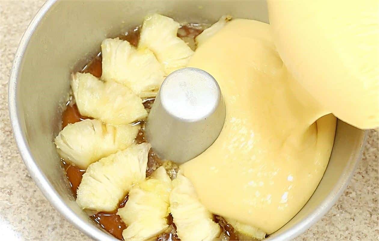 Bolo de abacaxi caramelizado feito com gelatina muito saboroso e perfeito para o lanche