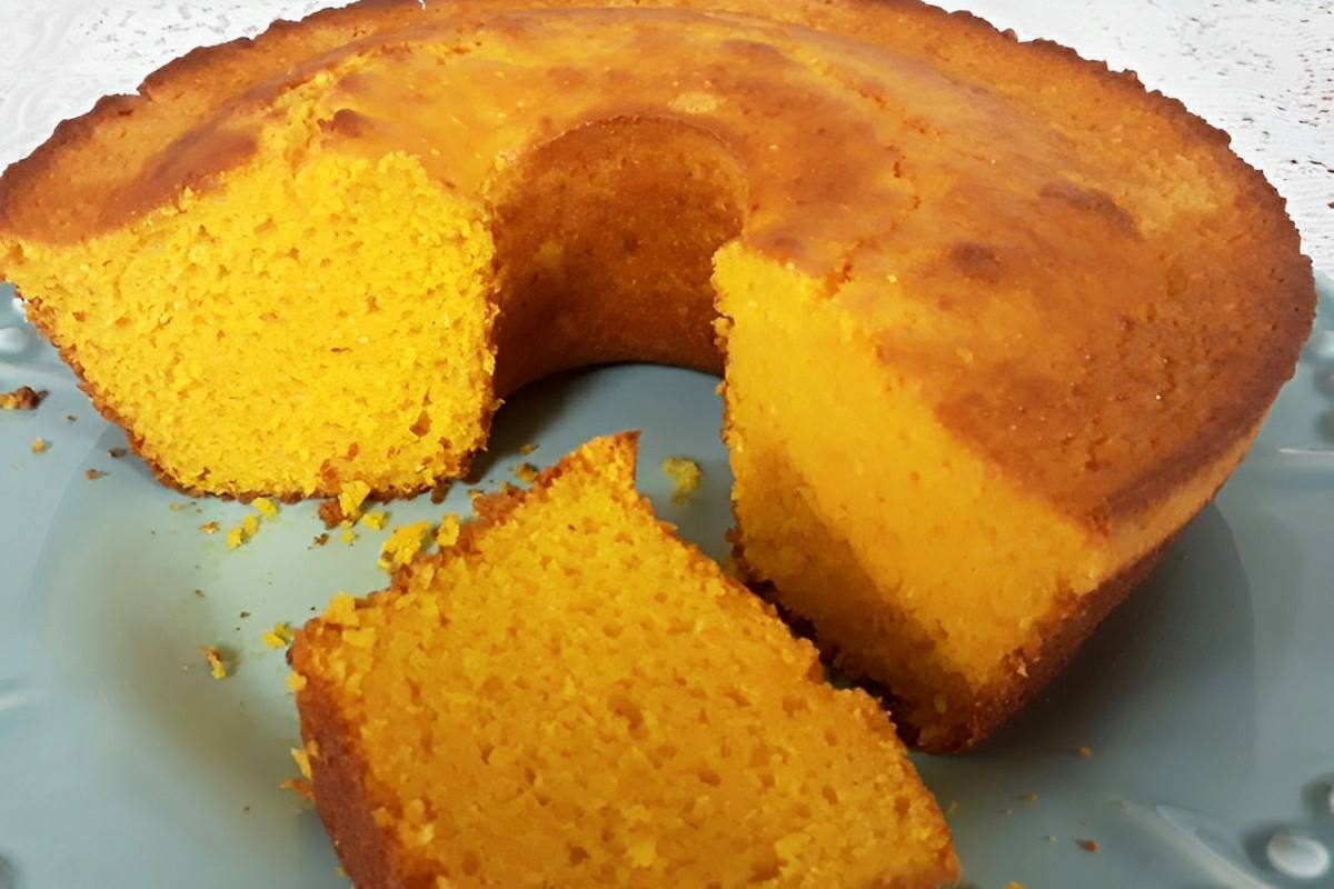 Bolo de abóbora com coco de liquidificador uma combinação de sabores deliciosa e que dá certo