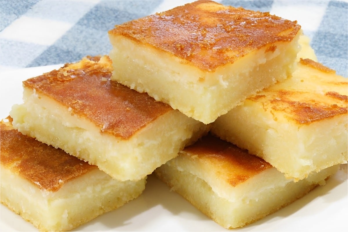 Bolo de aipim com leite condensado cremoso delicioso e perfeito para o lanche