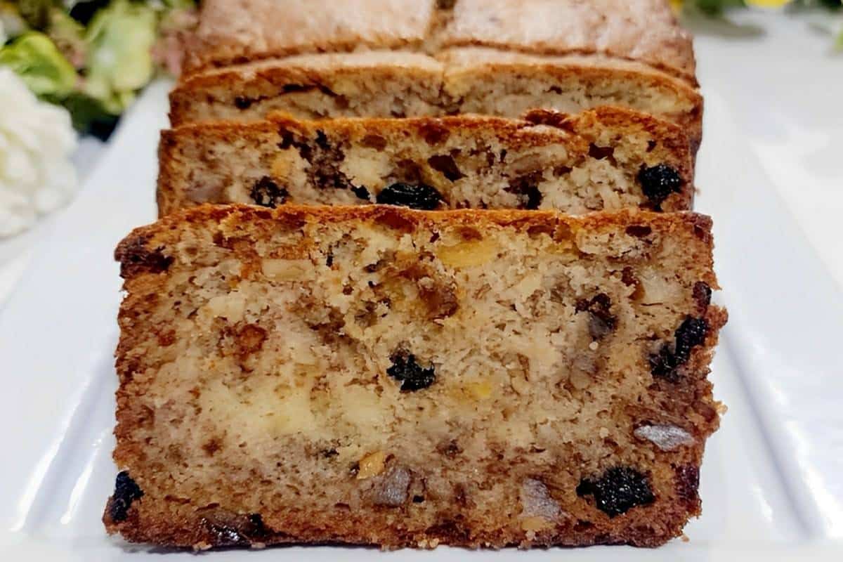 Bolo de banana com nozes e uvas passas delicioso saudável e fácil de fazer