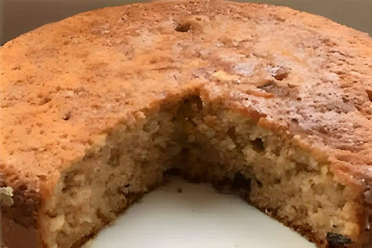 Bolo de banana com canela de liquidificador delicioso fácil de fazer e perfeito para o lanche