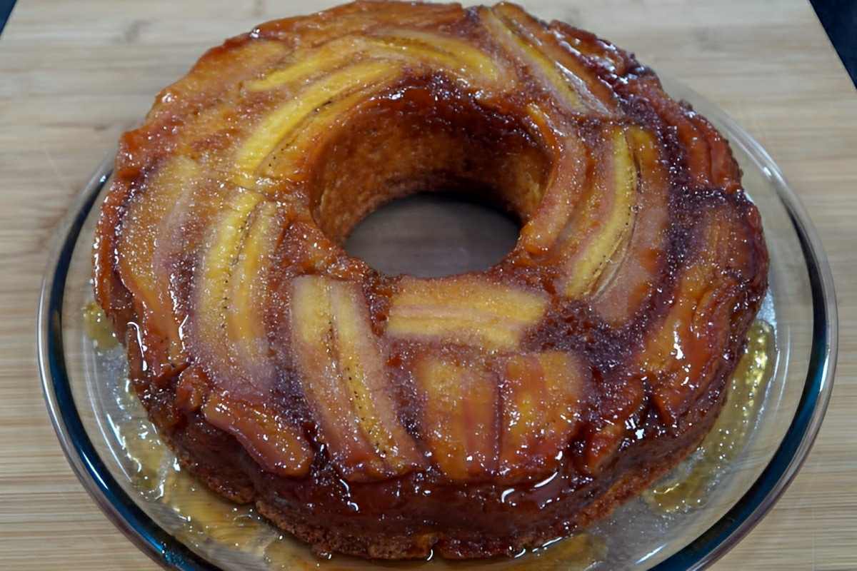 Bolo de banana fácil com banana caramelizada perfeito para adoçar seu lanche da tarde