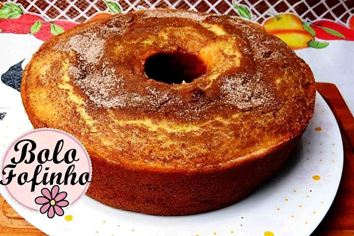 Bolo de banana muito simples e fácil de fazer para servir no lanche da tarde ou café da manhã