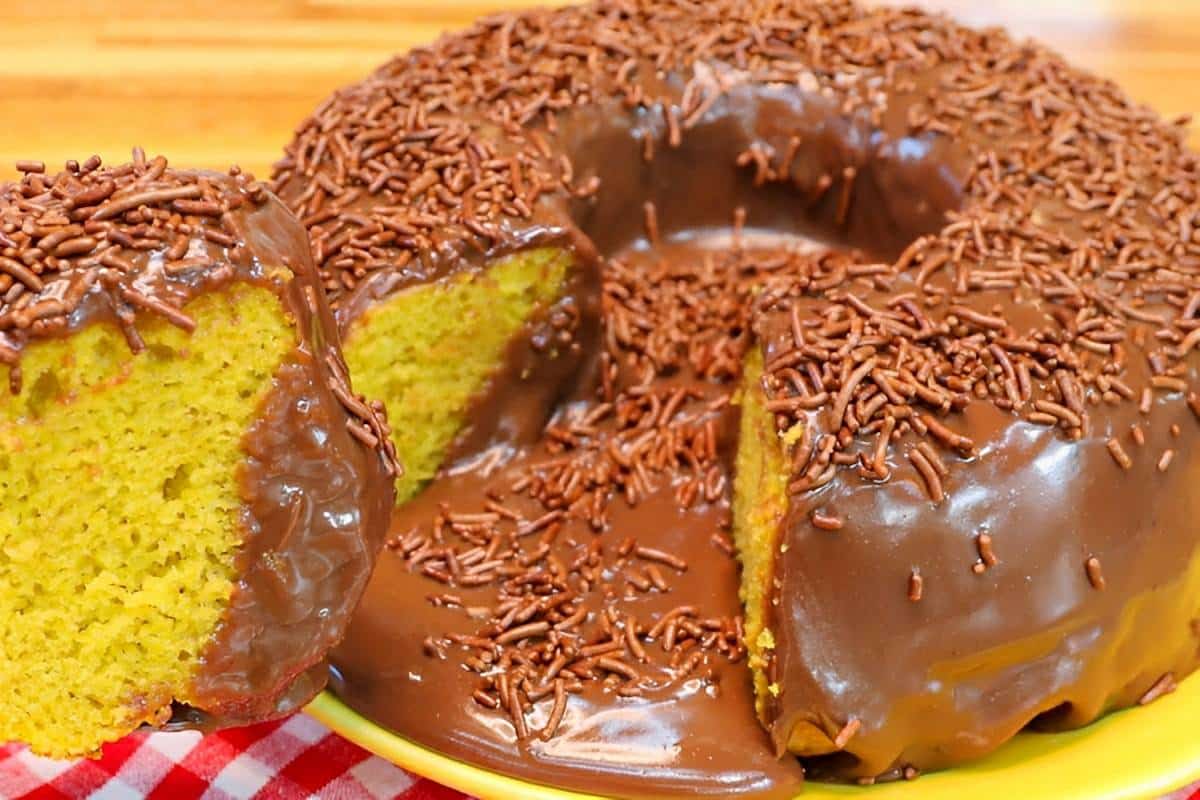 Bolo de cenoura vulcão de brigadeiro um exagero de gostoso perfeito para adoçar o seu feriado