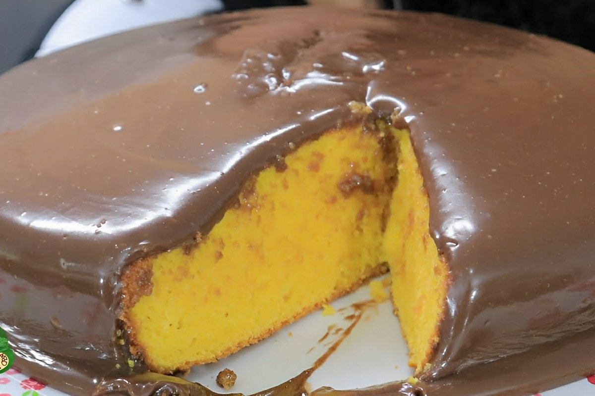 Bolo de cenoura sem erro pra nunca mais solar com cobertura de brigadeiro mole