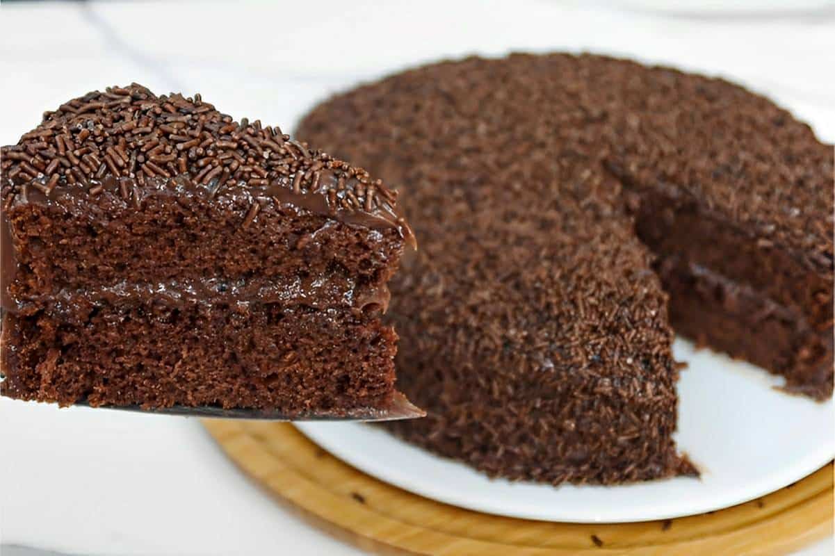 Bolo de chocolate batido à mão com recheio e cobertura de brigadeiro delicioso e fácil de fazer