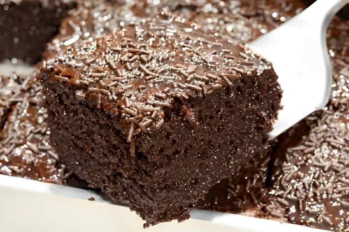 Bolo de chocolate da vovó simples fácil de fazer e bem molhadinho
