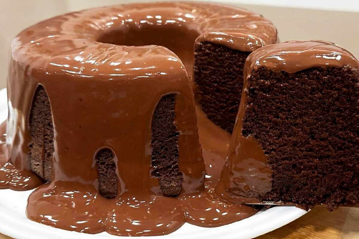 Bolo de chocolate fofinho fácil e delicioso as crianças vão amar
