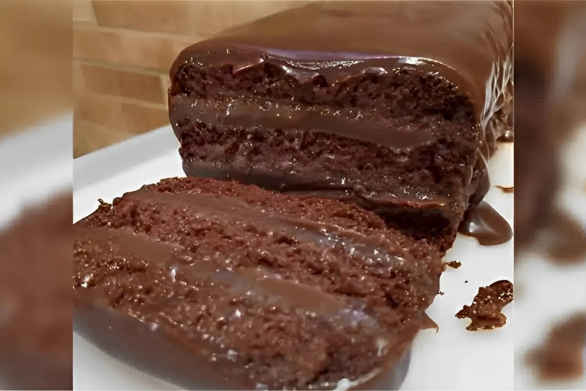 Bolo de chocolate recheado e molhadinho perfeito para um lanche da tarde delicioso
