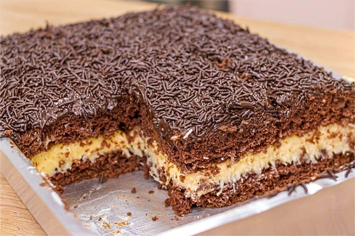 Bolo de chocolate com cocada e cobertura de ganache delicioso e perfeito para o seu fim de semana