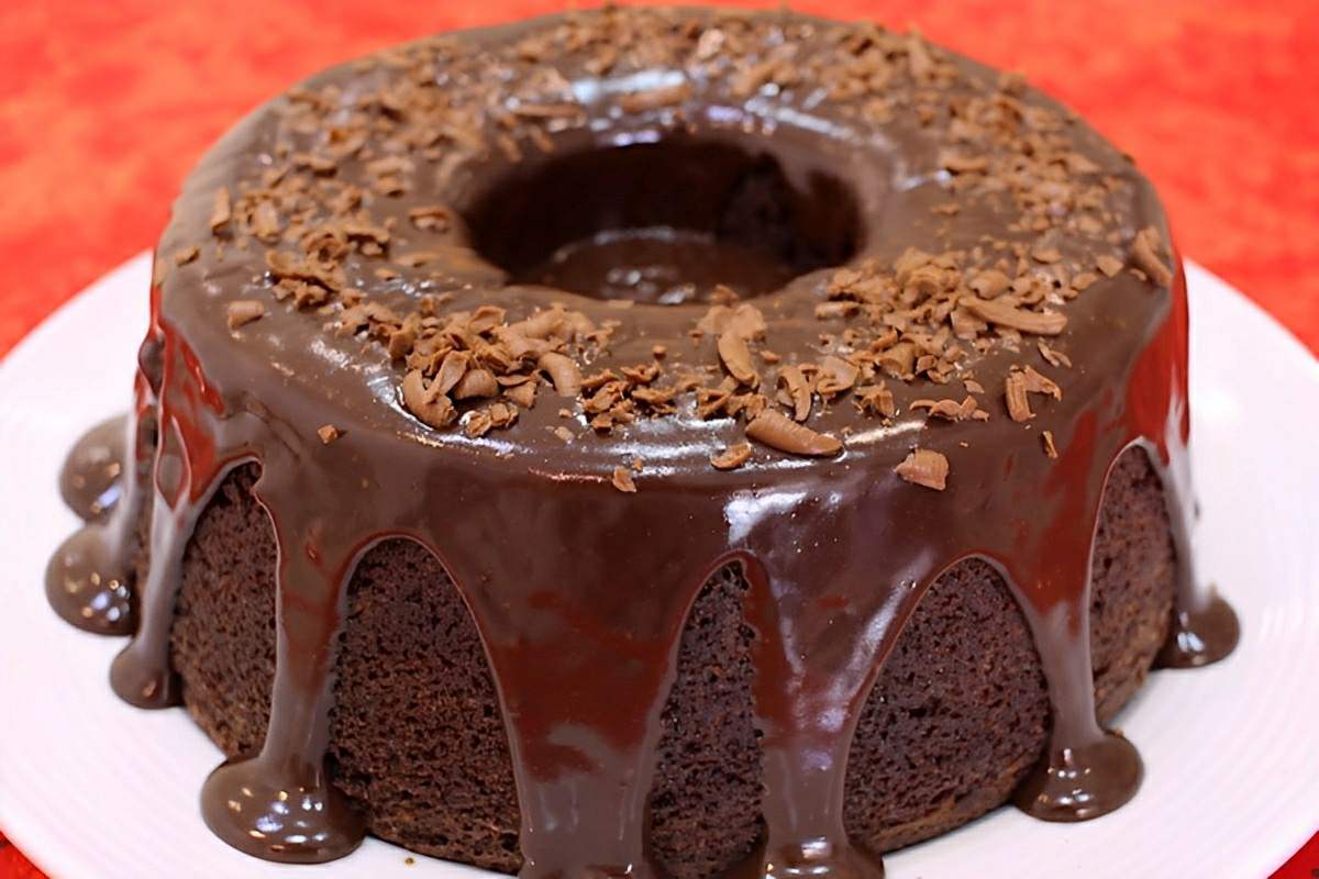 Bolo de chocolate chocolatudo e fofinho com cobertura de 3 ingredientes muito fácil de fazer