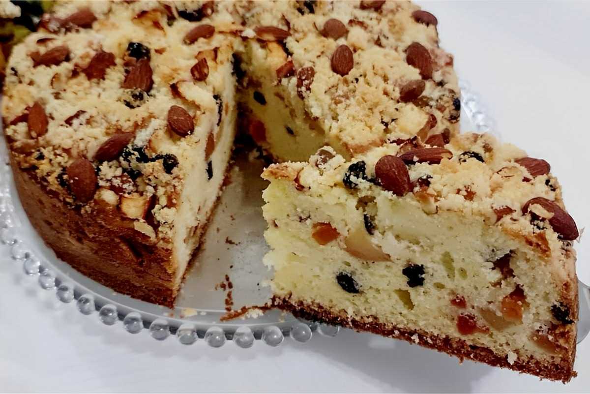 Bolo de frutas com maçãs e frutas cristalizadas bem molhadinho e perfeito para servir com chá